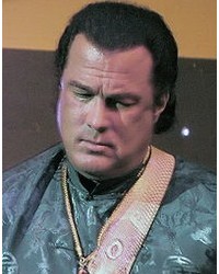 На фото Стивен Сигал